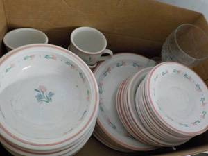 lot 333 image: Set of Dishes, place setting of 6 w...