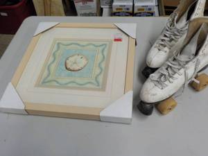 lot 343 image: Size 8 Roller Skates and Wall Dcor.