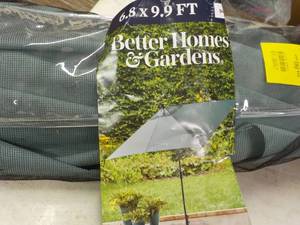 lot 525 image: Patio Umbrella
