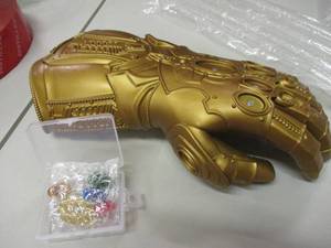 lot 33 image: Avengers Infinity Gauntlet with Mag...