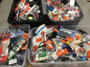 lot 19 image: MIXED LOT WITH SMALL HOUSEWARES & PLUMBING ACCESSORIES SEE PICS