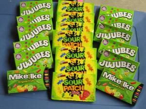 lot 8 image: 6B Theatre Box Size Candy Variety...