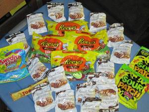 lot 13 image: 5B Huge Variety of Candy & Chocol...