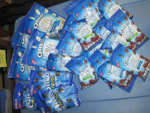 lot 14 image: 5B Huge Chocolate Oreo Cookie Sna...