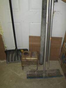 lot 36 image: Loc 12 Shovel, Roof Rake With Extensi...