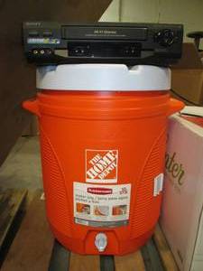 lot 69 image: 4C 10 Gallon Rubbermaid Water Jug...