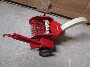 lot 92 image: 4B 1970s Tru-Scale Forage Harves...