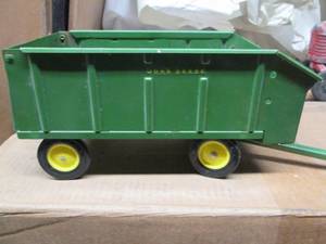 lot 94 image: 4B John Deere Tractor Wagon Attac...