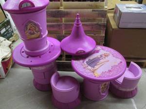 lot 113 image: 9A Disney Rapunzel 2-N-1 Play Cas...