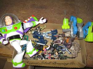 lot 117 image: 9B Lot of Action Figures With Mov...
