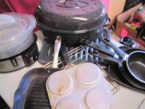 lot 128 image: 8C Covered Tote of Cookware...
