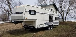 lot 1-1 image: 1987 Holiday Rambler 5th Wheel Camper