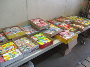 lot 17 image: Food Lot