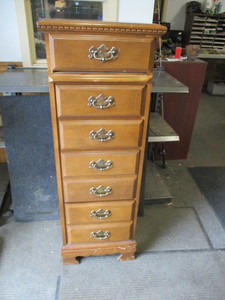 lot 28 image: Small Chest of Drawers