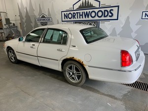 2005 Lincoln Town Car -No Reserve-