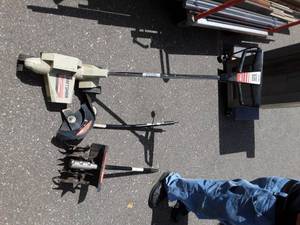 lot 11 image: Craftsman Power Edger & 2-Attachments For Trimmer Plus