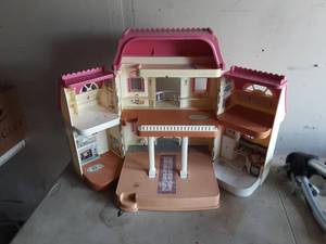 lot 15 image: Fisher Price Doll House