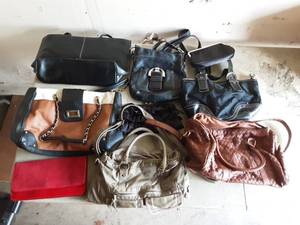 lot 17 image: 9-Assorted Handbags
