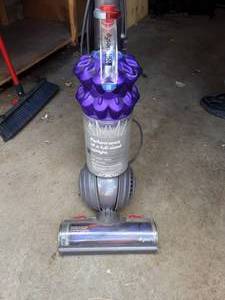 lot 19 image: Dyson Upright Vacuum