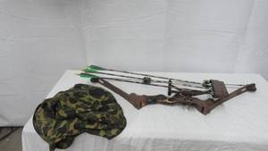 lot 90 image: Compound BowQuiver3 Arrows With Broadheads & Cloth Case
