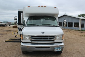 lot 5704 image: 2001 Ford E450 Transit Bus