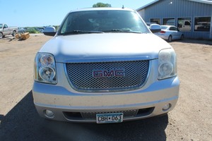 lot 5705 image: 2010 GMC Yukon Denali Hybrid 4x4