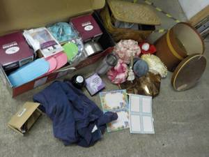 lot 17 image: Fat and Gravy Strainers, Picnic Bas...