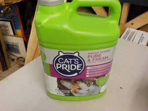 lot 20 image: Cats Pride 10 lb. Jug Multi Cat Cl...