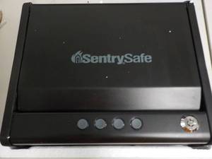 lot 68 image: Sentry Safe QAPIE Gun Safe with Dig...