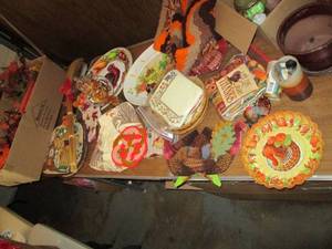 lot 18 image: Fall Dcor, Thanksgiving & More...