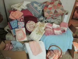 lot 41 image: Blankets, Throw Pillows, Bedding & ...