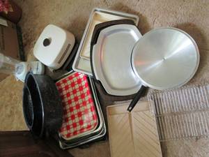 lot 53 image: Large Lot of Kitchen Items (Cupcake...