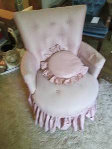 lot 54 image: Small Swivel Side Chair With Pillow...