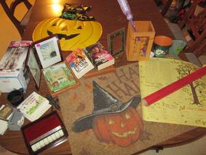 lot 83 image: Motorized Coin Bank, Family Tree Lo...
