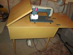 lot 5 image: Deluxe Zigzag Model # 269 in Stand ...