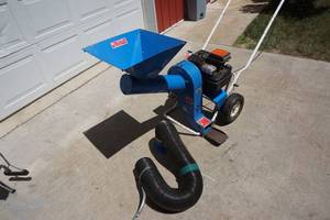 lot 9 image: Yardvark Brand Power ChipperShredder Leaf Blower