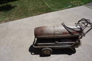 lot 11 image: Queen B Brand Salamander Kerosene Heater