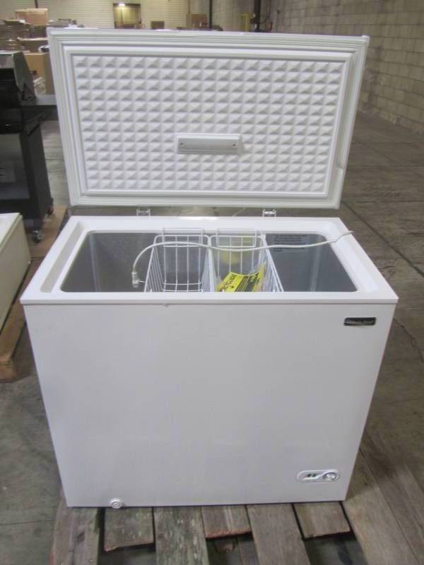 lot 206 image: Magic Chef 7.0 cu. ft. Chest Freezer in White -4 HMCF7W4