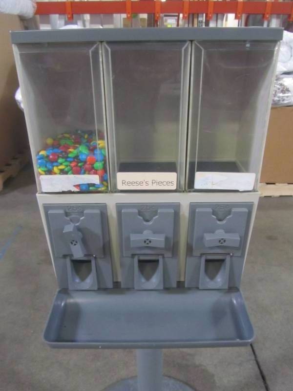 lot 35 image: Vendstar 3000 Vending Machine 298869