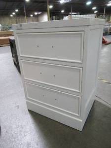 lot 417 image: Stafford Bath Vanity in White with Quartz Vanity Top in White (MIDDLE CABINET ONLY) - Part of 3 Piece Vanity set.