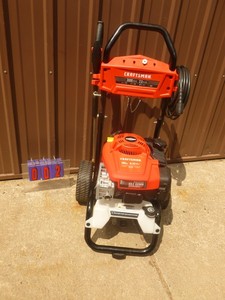Craftsman 3000 psi Pressure washer with hose & wand. Appears nearly new. Powers up but unable to fully test. As shown.