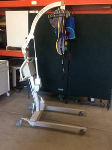 lot 1 image: WOW MSRP $5000 Easy Way Battery Powered Electric EZ Lift 500 lb Capacity Patient Loved One Transfer Lift With SCALE  2 WORKING BATTERIES(ONE IS NEW), CHARGER & TWO SIZES OF SLINGS