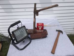 lot 24 image: Bottle Capper, Work Light