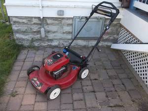 lot 50 image: Toro 22 Self Propelled Mower (Started-Could Use A Tune Up)