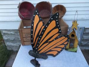 lot 62 image: Bird House
