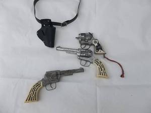 lot 81 image: Cap Guns