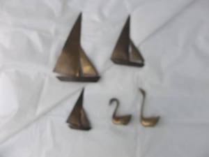 lot 85 image: Brass Sailboat & Swans