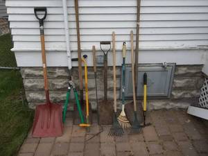 lot 103 image: Garden Tools