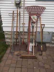 lot 105 image: Garden Tools