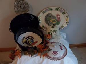 lot 115 image: Large Roaster, Platters, Pie Server
